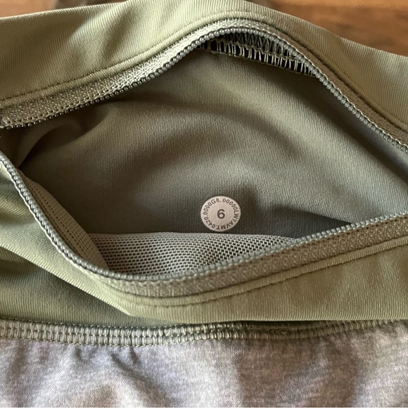 Lululemon Speed Up Low-Rise Lined Short 2.5" size 6. Like new - Picture 7 of 8